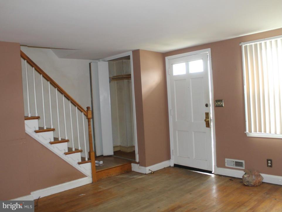 1228 Newfield Road Baltimore, MD 21207 - Photo 8 of 21 Living Room