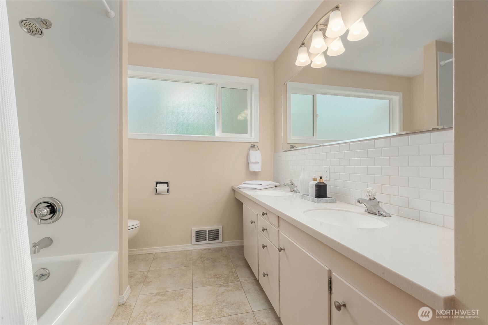 618 Riverview Drive Monroe, WA 98272 - Photo 18 of 39 a bathroom with a tub sink and mirror