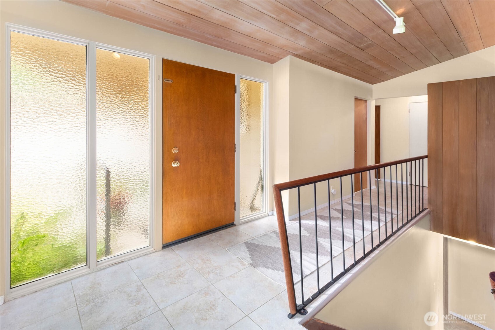 618 Riverview Drive Monroe, WA 98272 - Photo 4 of 39 a view of a hallway