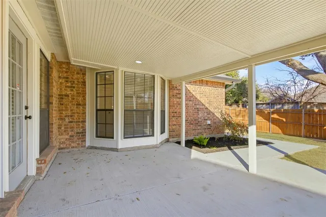 a view of entryway with an outdoor