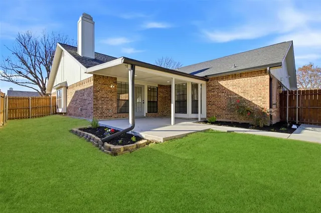 a view of a house with backyard porch and garden