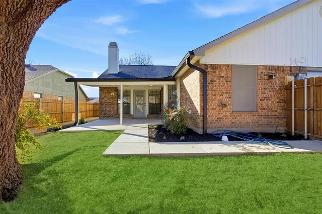 a view of a back yard of the house