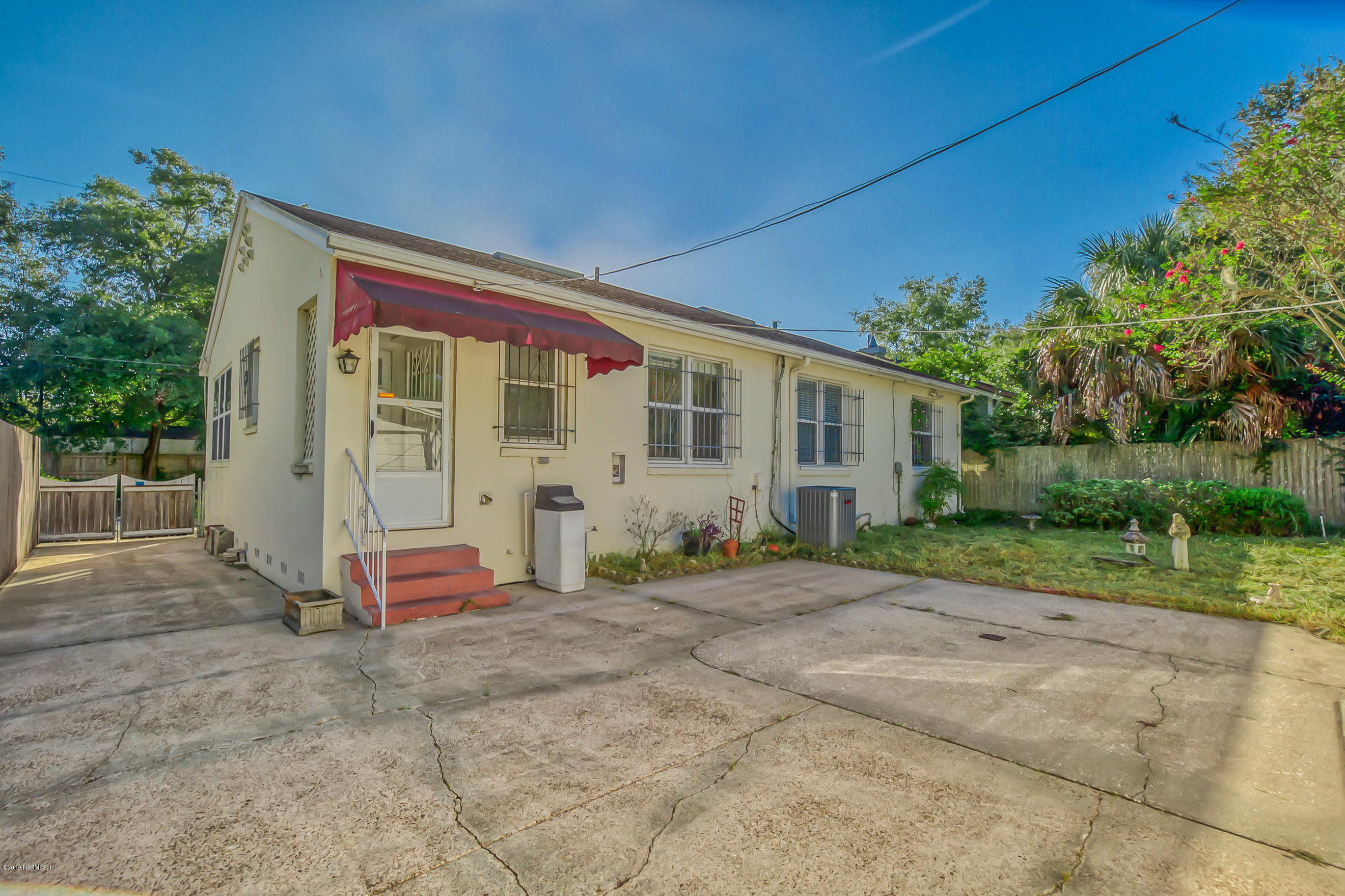 1024 Chatford Road Jacksonville, FL 32207 - Photo 18 of 22 a view of a house with backyard and garden