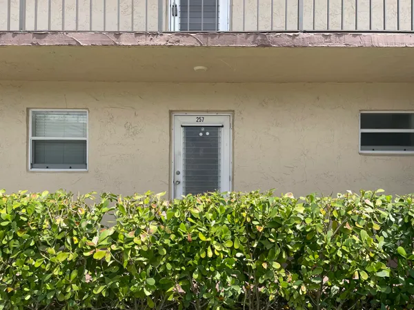 $1,300 | 770 Lori Drive, Unit 257, Palm Springs, FL 33461