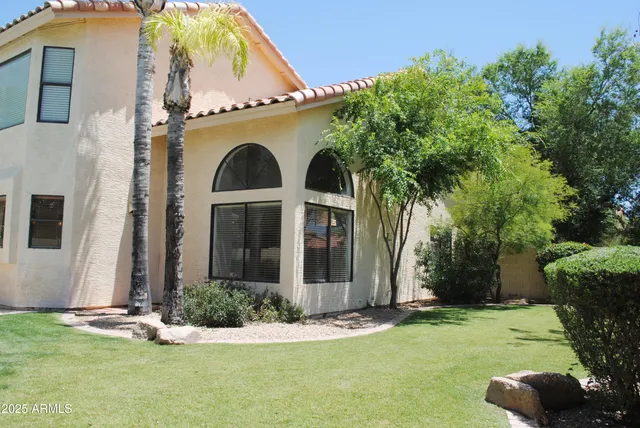 a view of a backyard