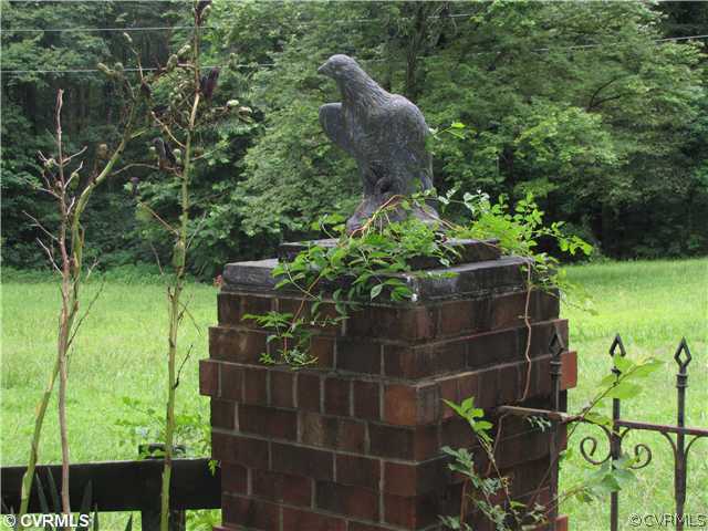 5097 Dabneys Mill Road Manquin, VA 23106 - Photo 15 of 15 Other - Front medallions on the driveway pillars