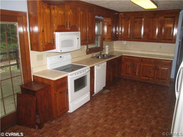 5097 Dabneys Mill Road Manquin, VA 23106 - Photo 3 of 15 Kitchen - Large kitchen with plenty of cabinet spa