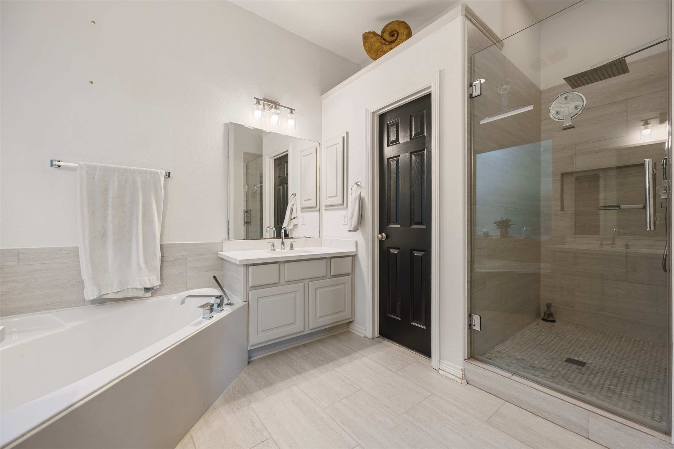 58 South Longsford Circle Spring, TX 77382 - Photo 35 of 50 a bathroom with a bathtub shower sink and mirror