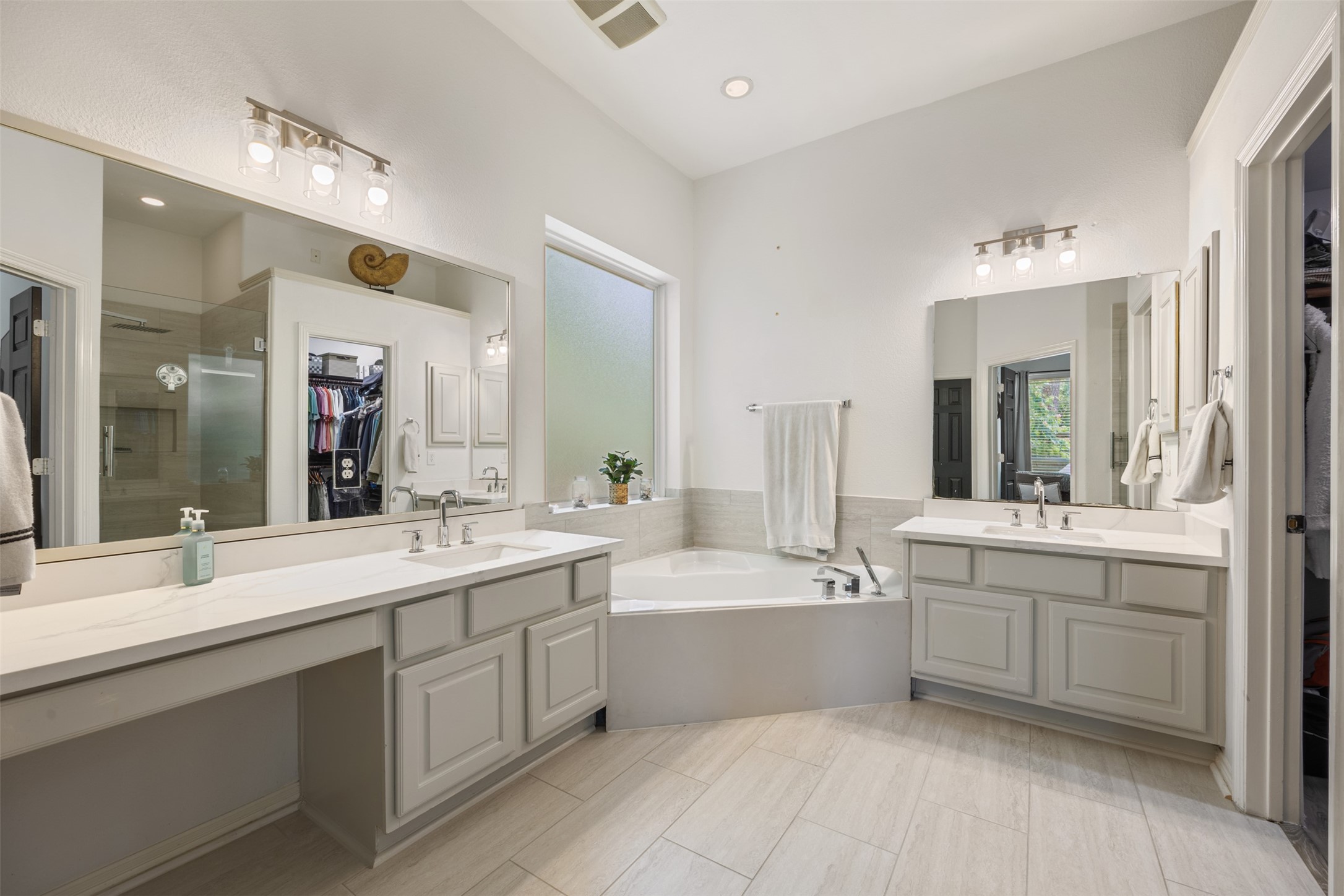 58 South Longsford Circle Spring, TX 77382 - Photo 36 of 50 a large bathroom with a double vanity sink mirror and bathtub