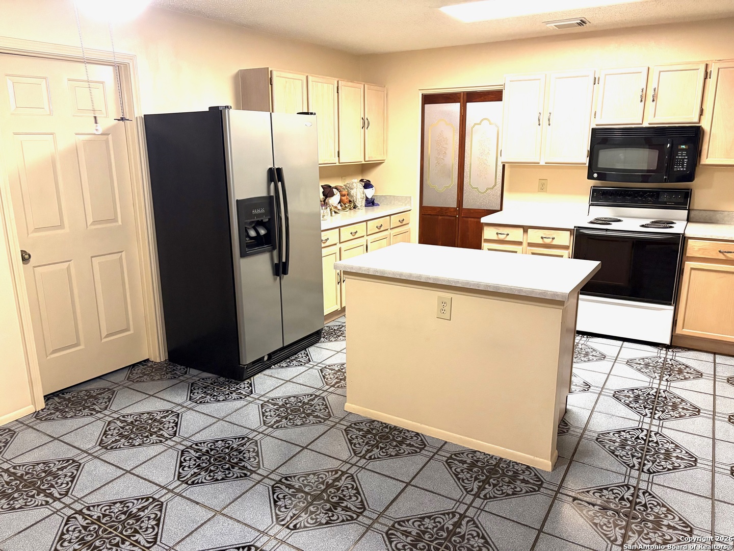 7501 Avery Road Live Oak, TX 78233 - Photo 19 of 32 a kitchen with stainless steel appliances a refrigerator and a stove