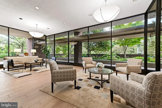 a picture of a black and white photo