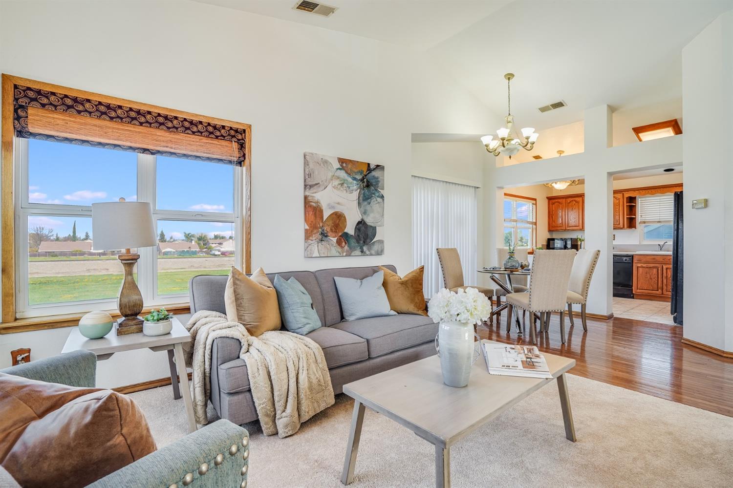 1561 Spring Court Tracy, CA 95376 - Photo 4 of 33 Gallery Image 4