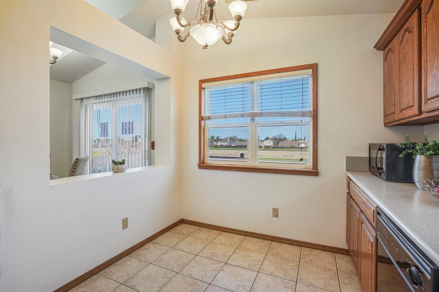 1561 Spring Court Tracy, CA 95376 - Photo 10 of 33 Gallery Image 10
