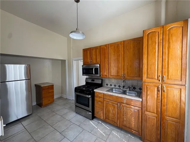 $1,300 | 1908 Dauphine Street, Unit 2A, New Orleans, LA 70116