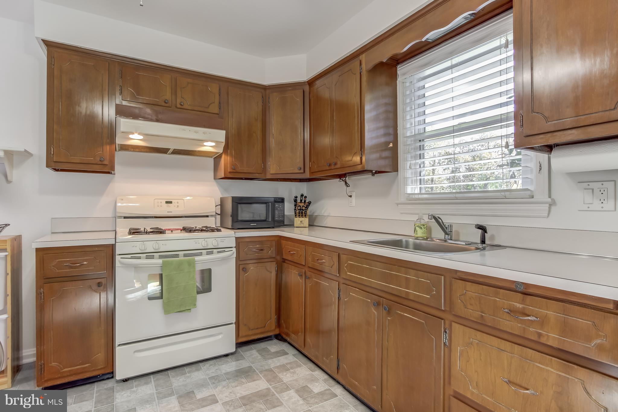 807 Lanark Way Silver Spring, MD 20901 - Photo 6 of 19 Kitchen