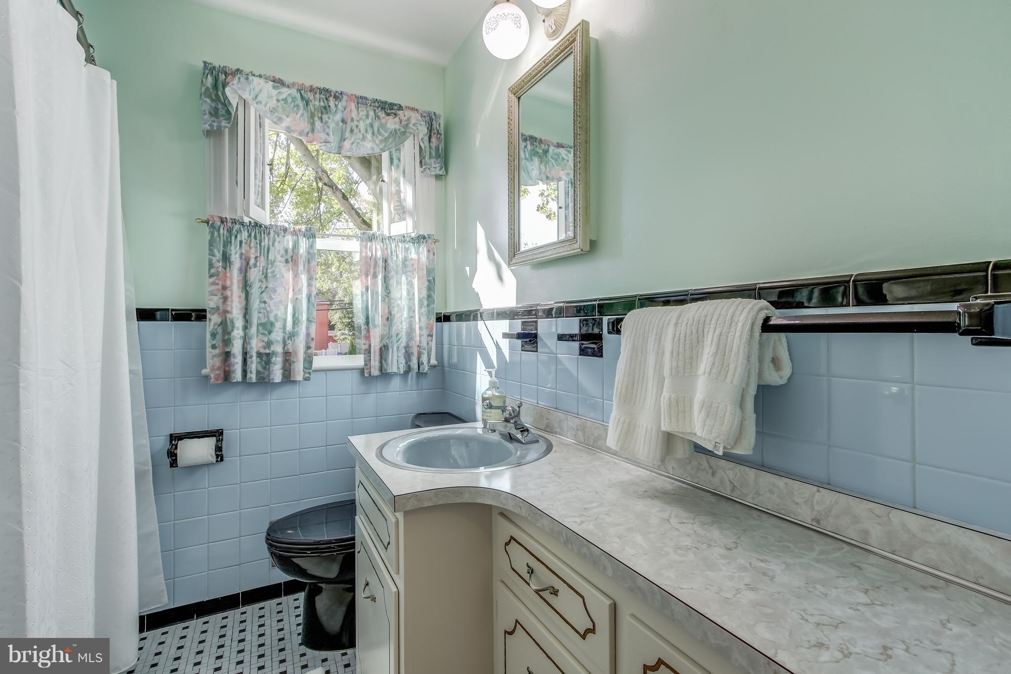 807 Lanark Way Silver Spring, MD 20901 - Photo 8 of 19 Main level bathroom