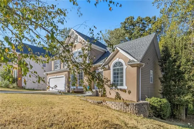 a view of a house with a yard