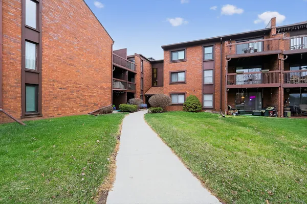 $112,000 | 2929 Sunnyside Drive, Unit 303, Rockford, IL 61114