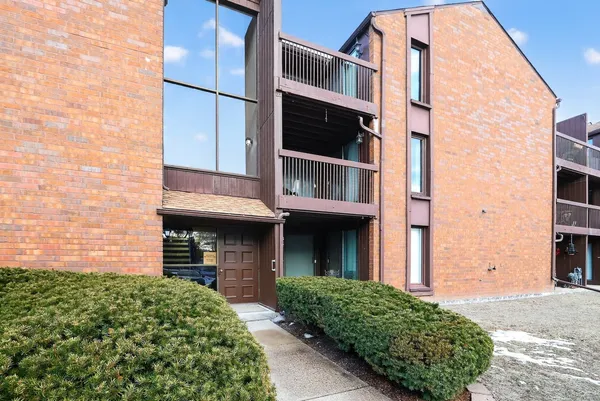 $113,000 | 2929 Sunnyside Drive, Unit 303, Rockford, IL 61114