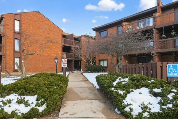 $113,000 | 2929 Sunnyside Drive, Unit 303, Rockford, IL 61114