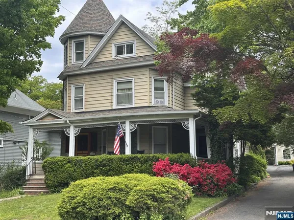 $2,500 | 211 Woodside Avenue, Unit 3, Ridgewood, NJ 07450