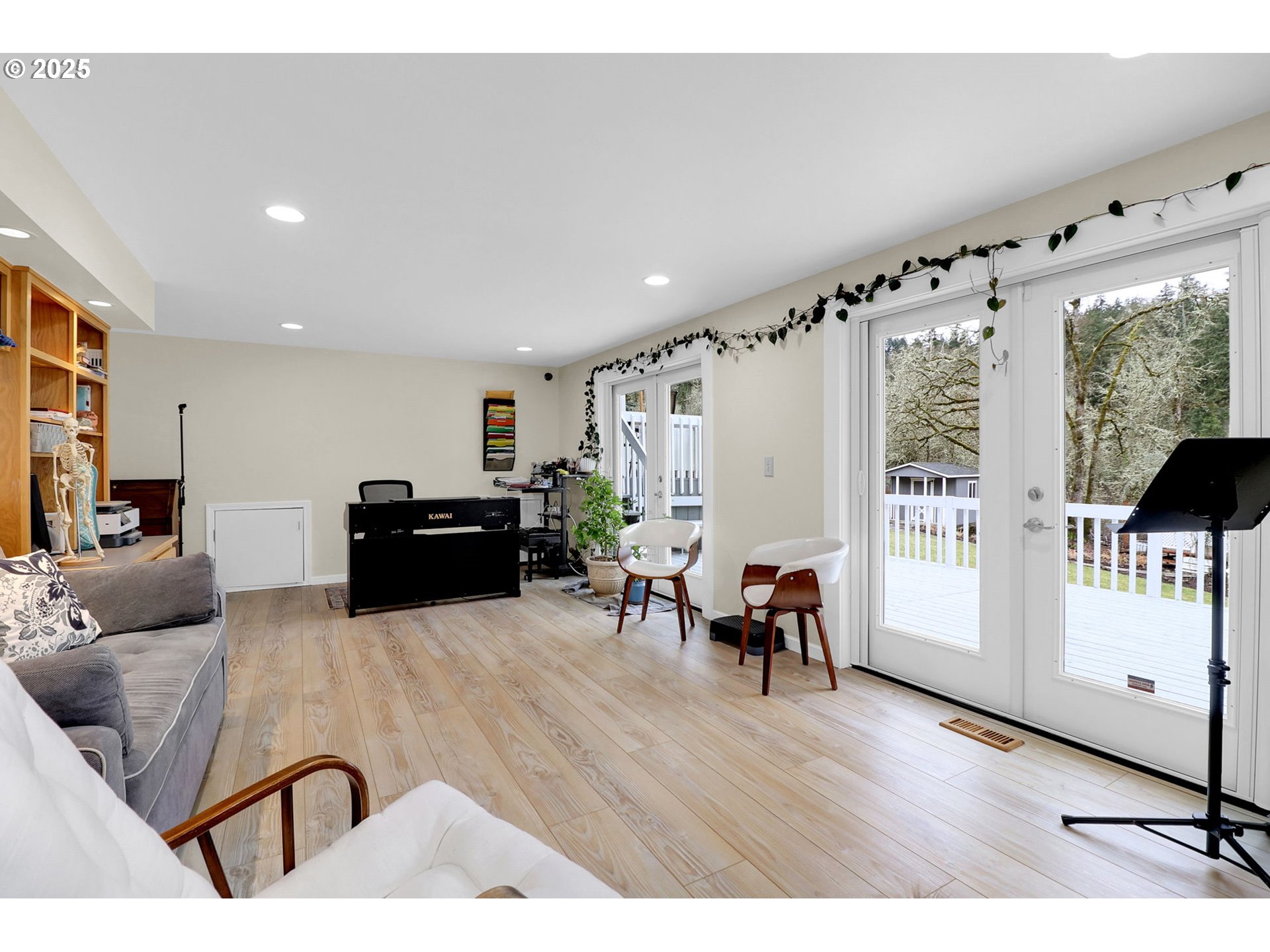 2708 Moon Mountain Drive Eugene, OR 97403 - Photo 31 of 43 a living room with furniture and large windows