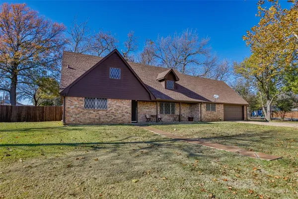 $370,000 | 300 Thompson Street, Pottsboro, TX 75076