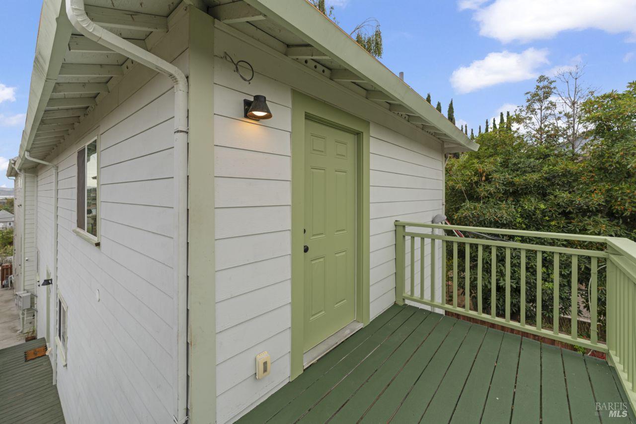 940 York Street Vallejo, CA 94590 - Photo 18 of 30 a view of a balcony with wooden floor