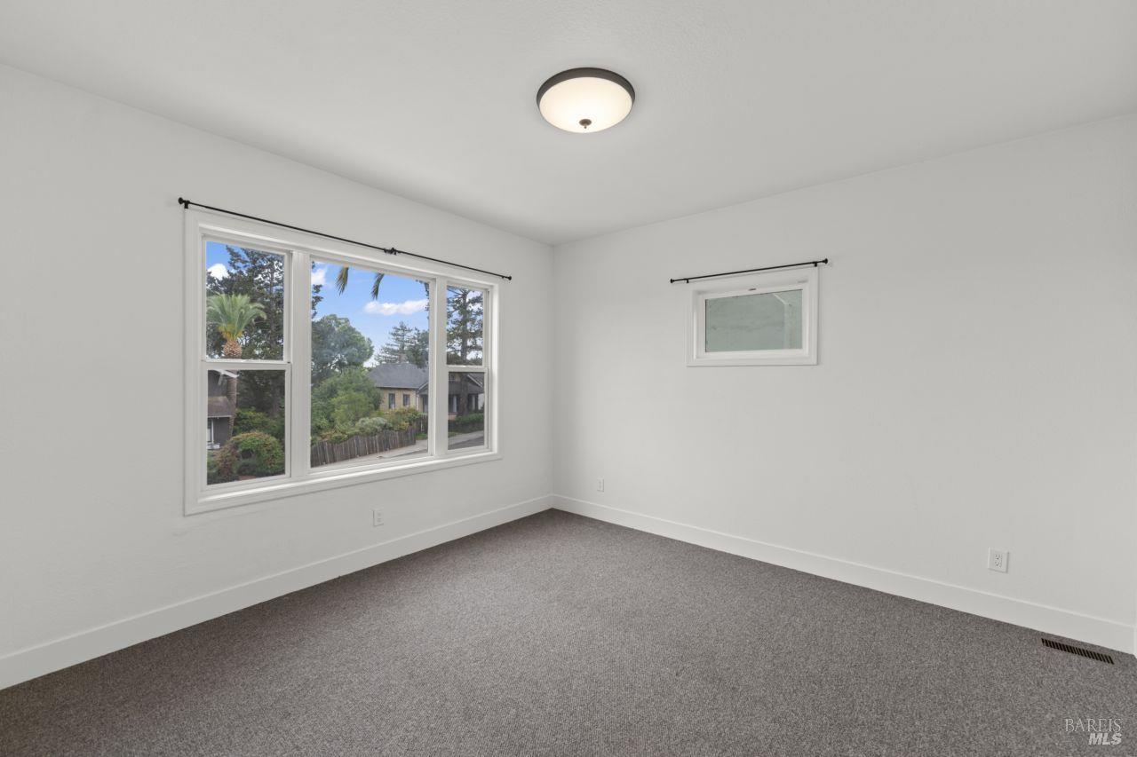 940 York Street Vallejo, CA 94590 - Photo 8 of 30 an empty room with a window