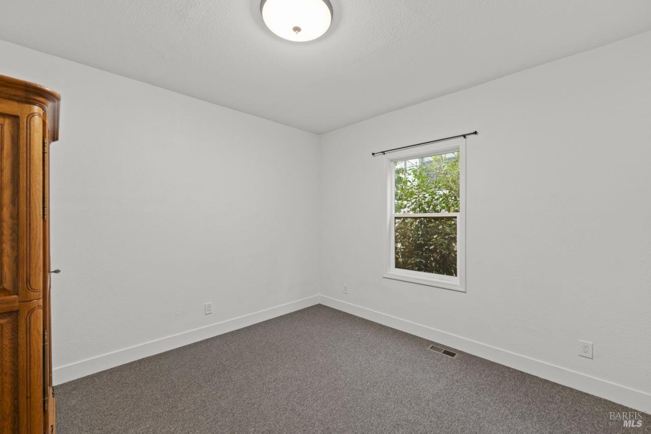 940 York Street Vallejo, CA 94590 - Photo 10 of 30 an empty room with a window