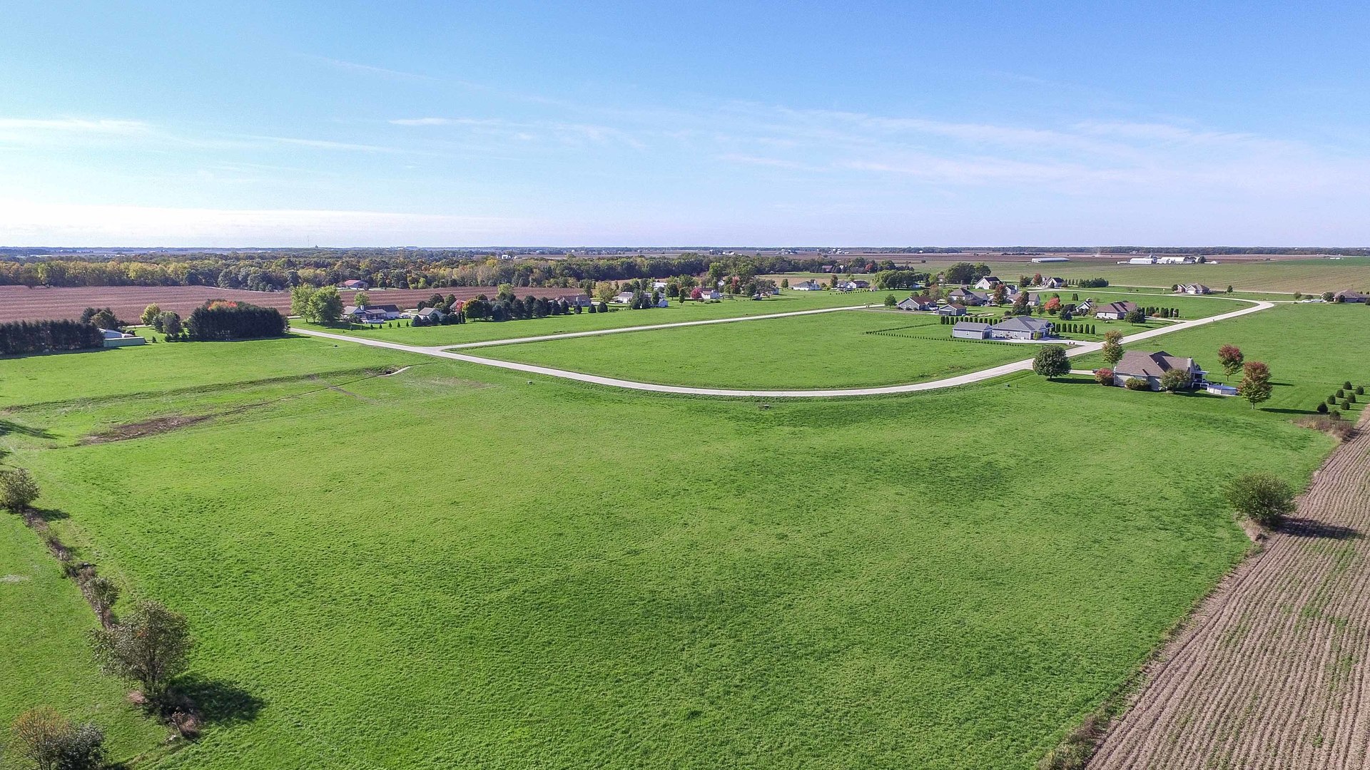2443 North 4210th Road Sheridan, IL 60551 - Photo 3 of 10 a view of a big room with a big yard