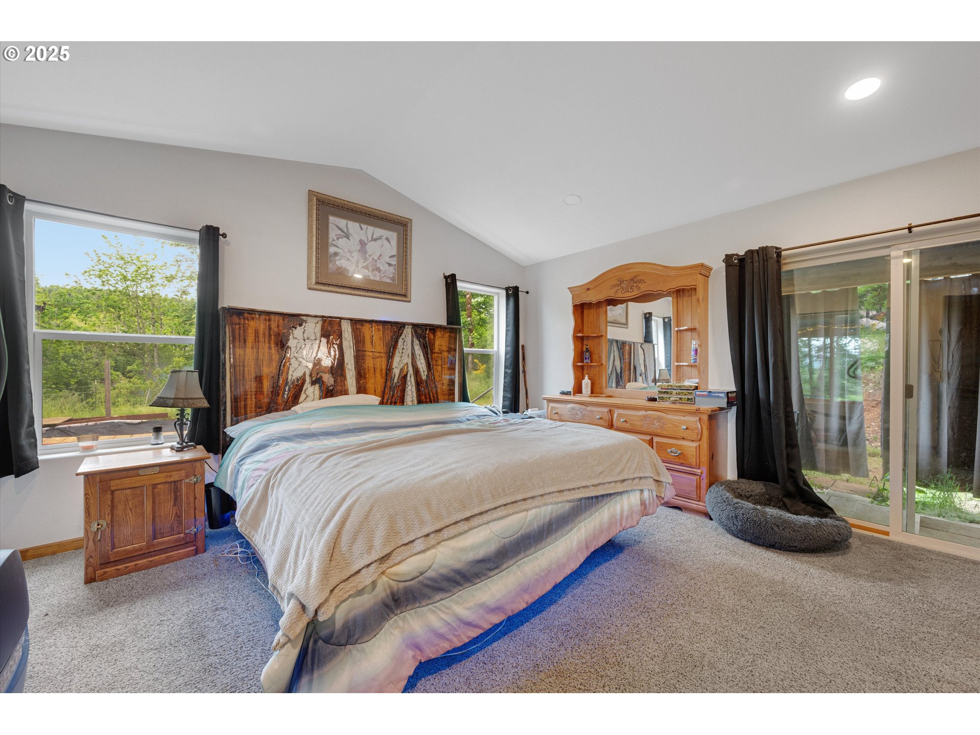 17205 Oakdale Road Dallas, OR 97338 - Photo 19 of 36 a bedroom with a large bed and a large window