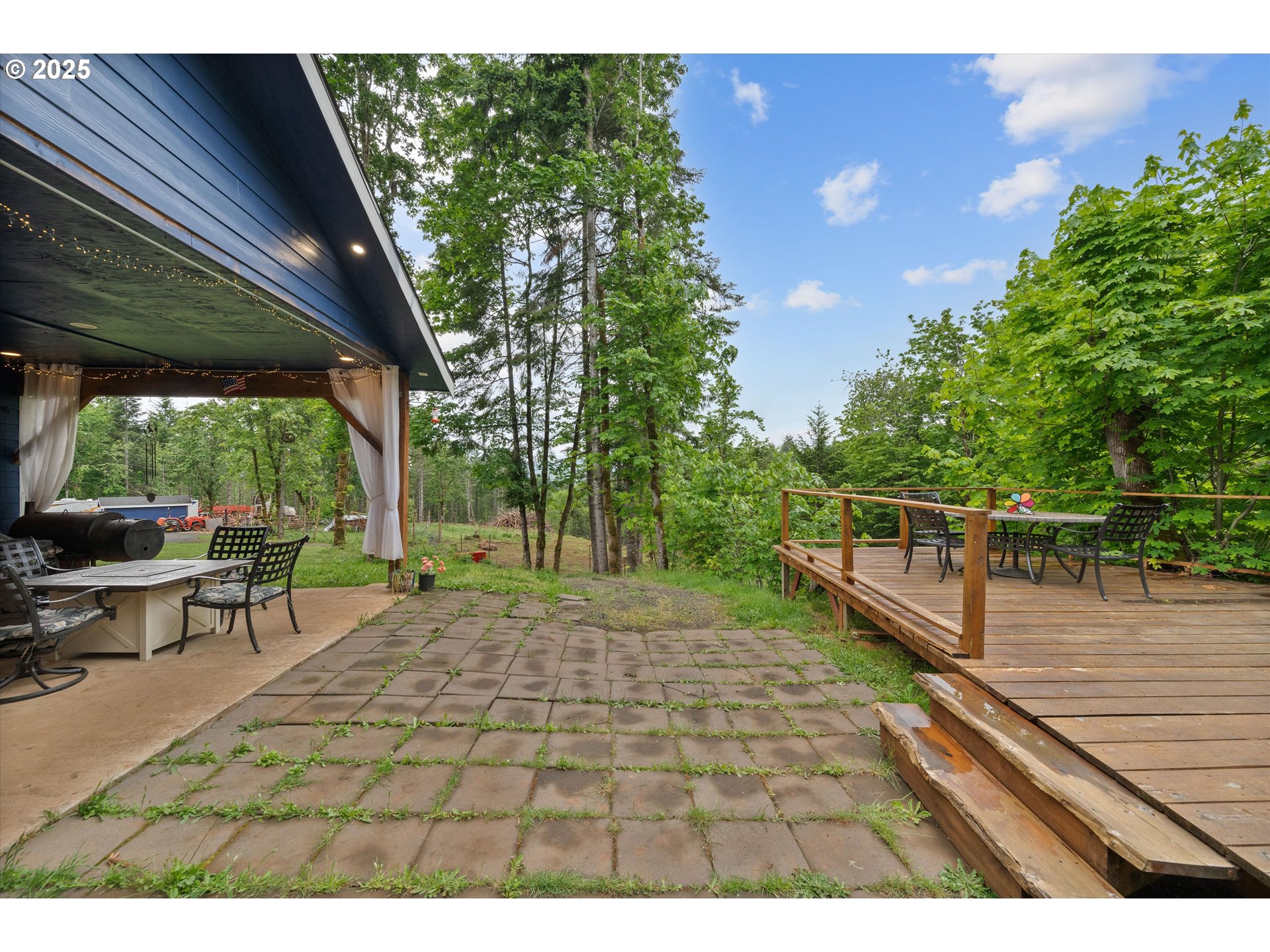 17205 Oakdale Road Dallas, OR 97338 - Photo 31 of 36 a view of a backyard with sitting area