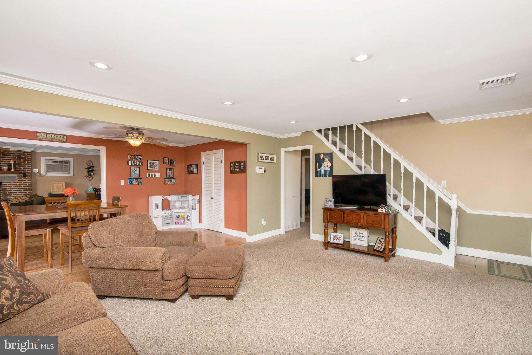 18 Hedge Road Levittown, PA 19056 - Photo 8 of 49 Gallery Image 8