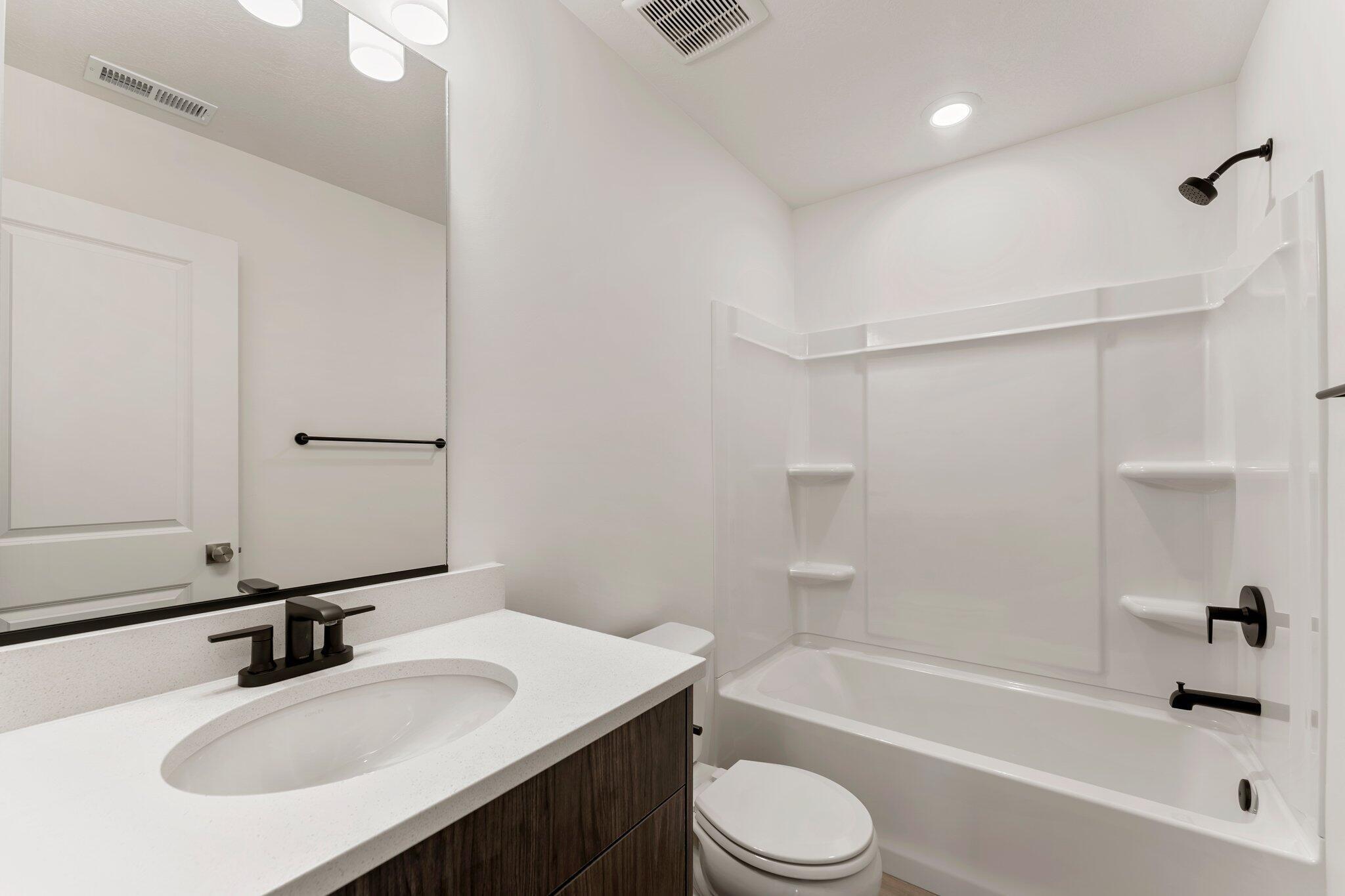 516 West Olive Lane St. George, UT 84790 - Photo 22 of 32 2nd Floor Full Bath
