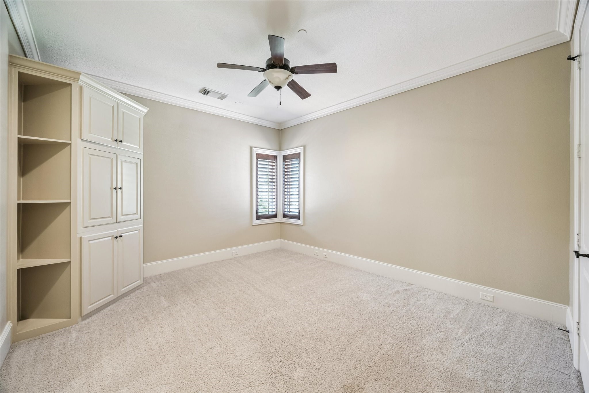 570 Lanecrest Lane Houston, TX 77024 - Photo 31 of 36 an empty room with windows and ceiling fan