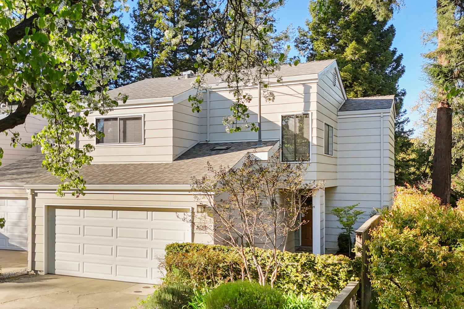 view of front of home featuring with composition shingle roof, driveway, and an attached garage