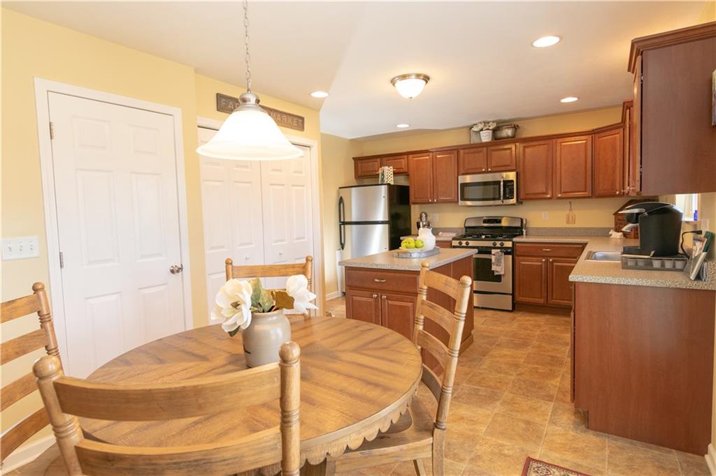 406 Colt Circle Clinton, PA 15026 - Photo 3 of 19 Gallery Image 3