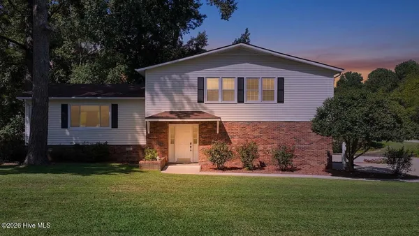 $395,000 | 1013 Lakeview Drive, Clinton, NC 28328