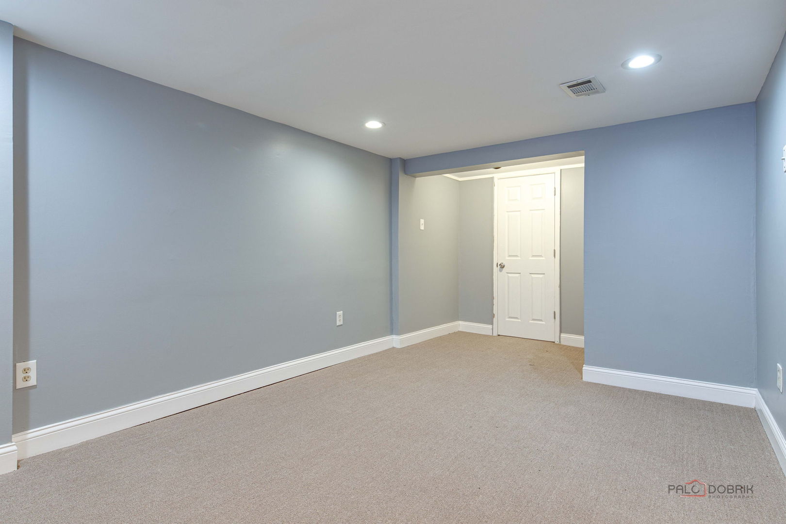 9463 Niles Center Road, Unit E Skokie, IL 60076 - Photo 25 of 30 an empty room with windows and closet