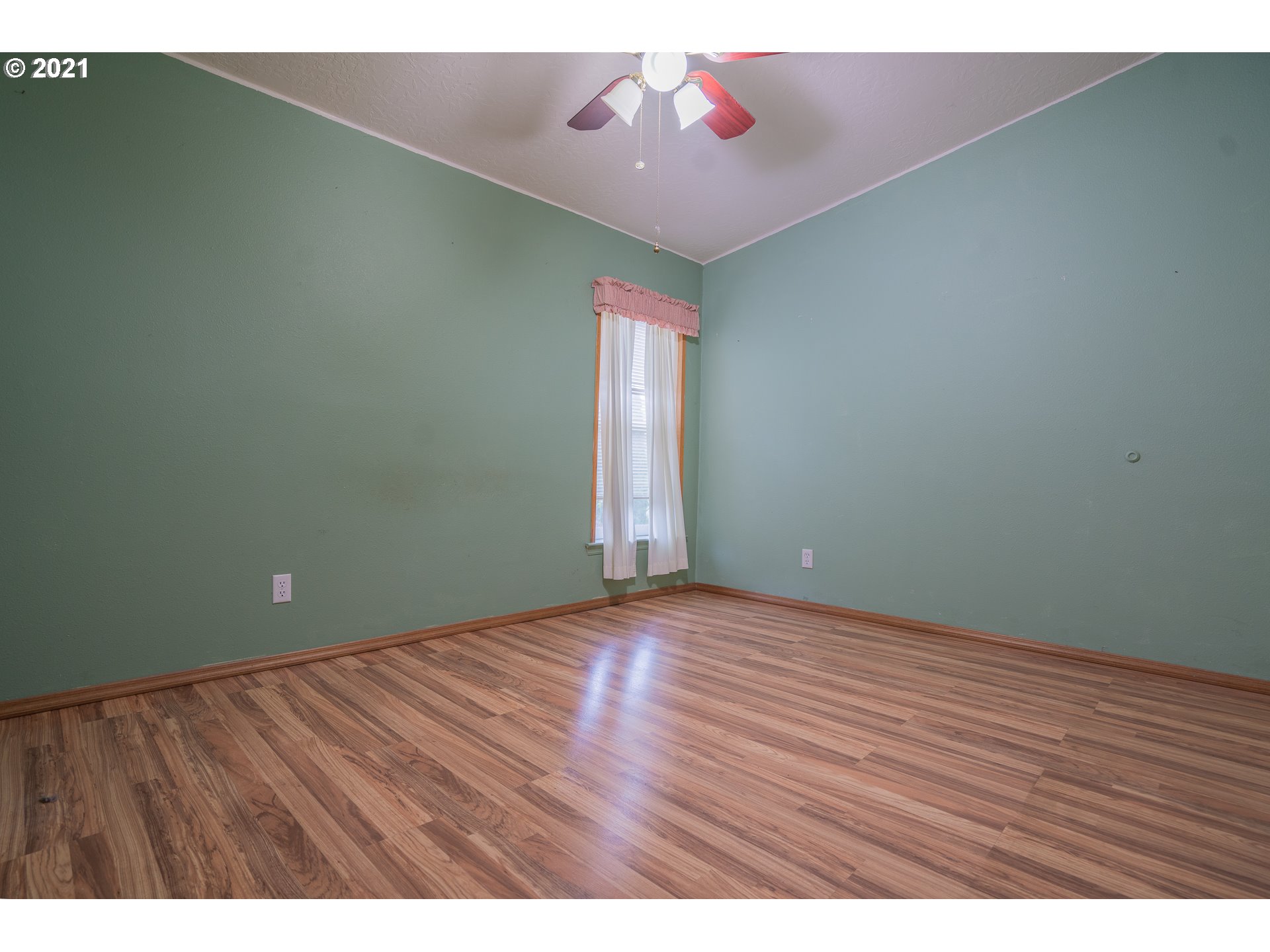 696 Applegate Avenue Yoncalla, OR 97499 - Photo 14 of 19 a view of an empty room and window