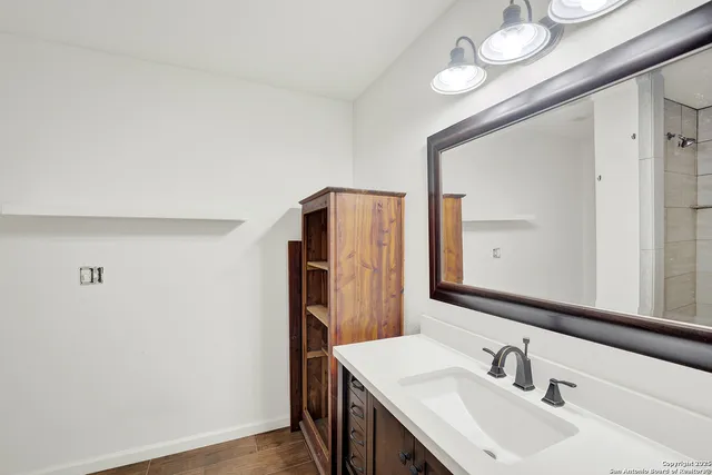 $650,000 | 149 County Road 256, Floresville, TX 78114