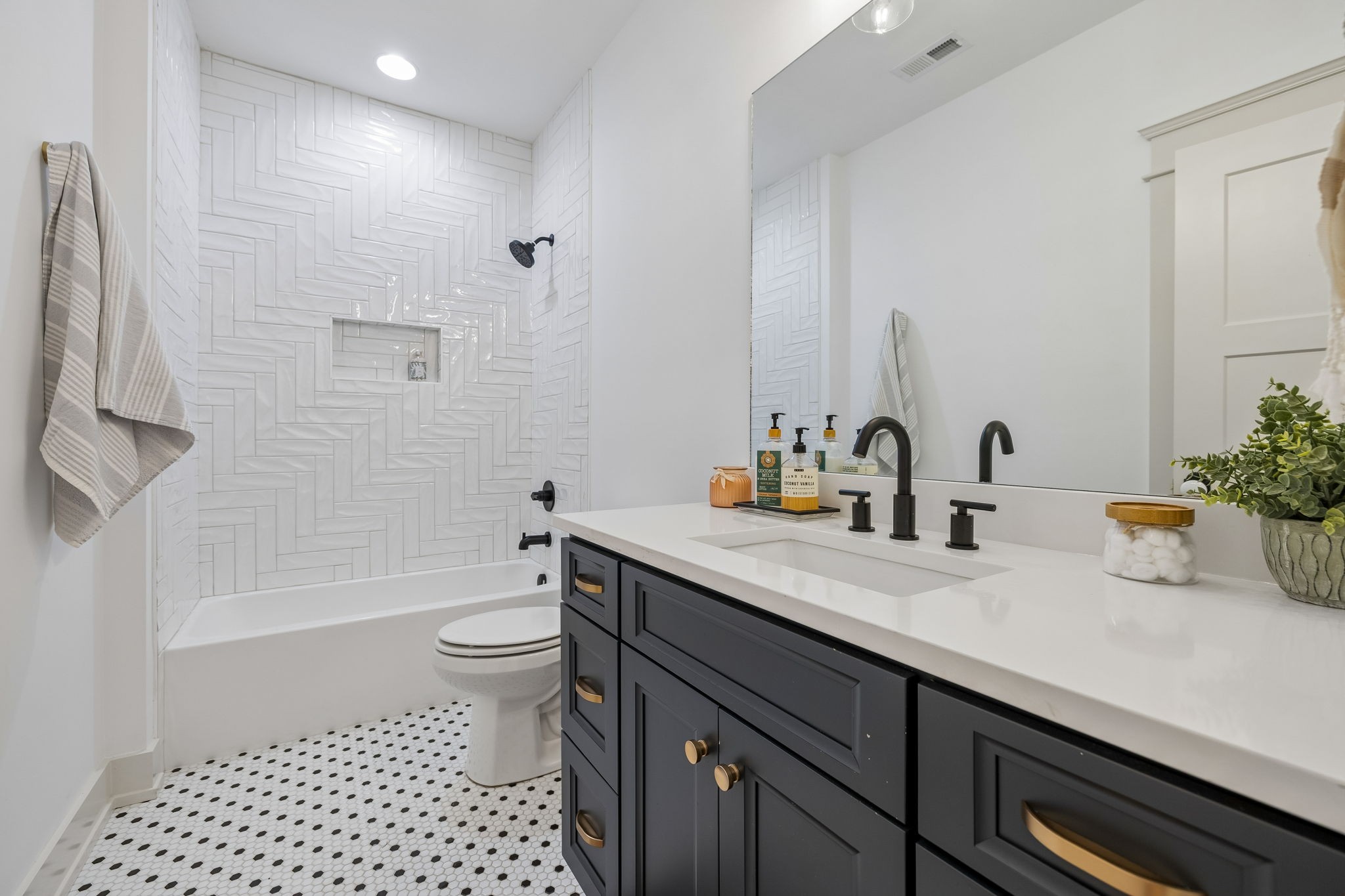905 West 7th Street Columbia, TN 38401 - Photo 72 of 94 a bathroom with a sink a toilet and shower