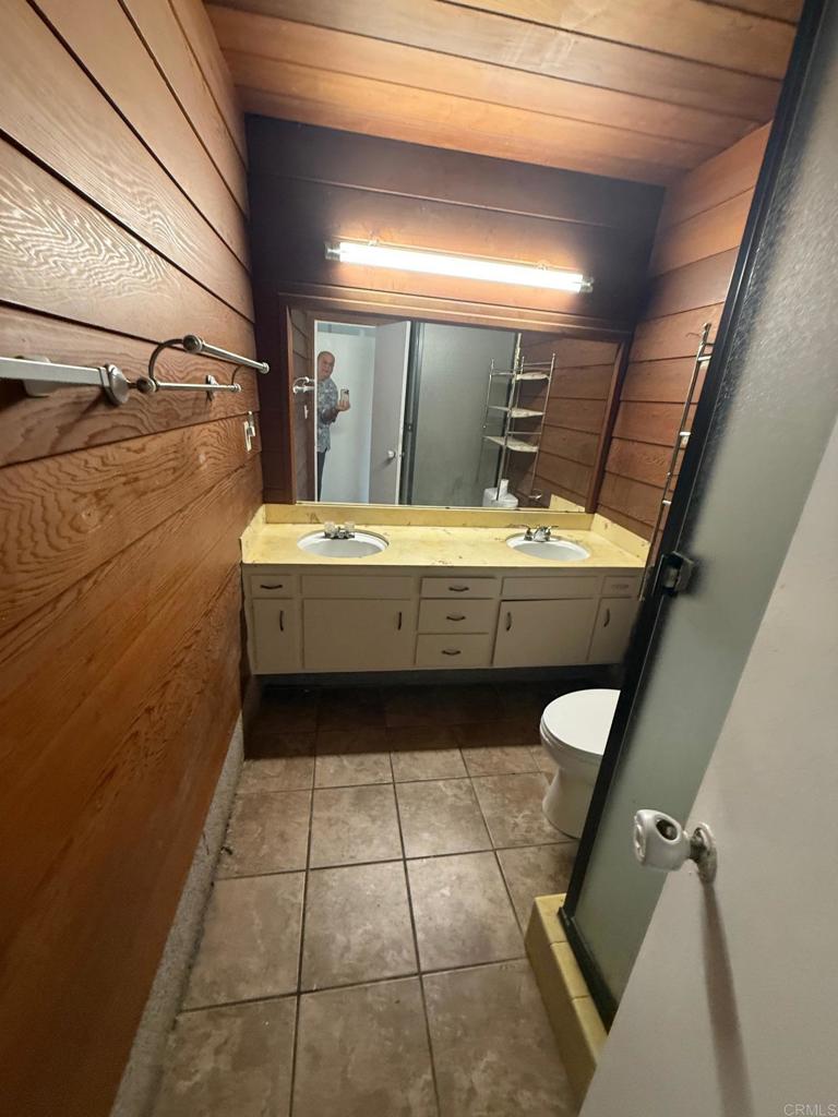 525 Shady Lane, Unit D El Cajon, CA 92021 - Photo 18 of 41 a bathroom with a bathtub and shower