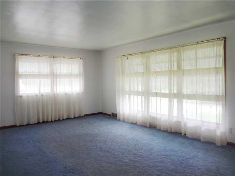 1295 Savannah Road New Castle, PA 16101 - Photo 3 of 15 Living Room.