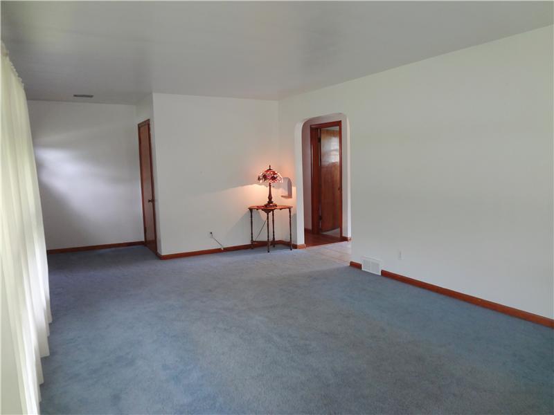 1295 Savannah Road New Castle, PA 16101 - Photo 4 of 15 Living Room.
