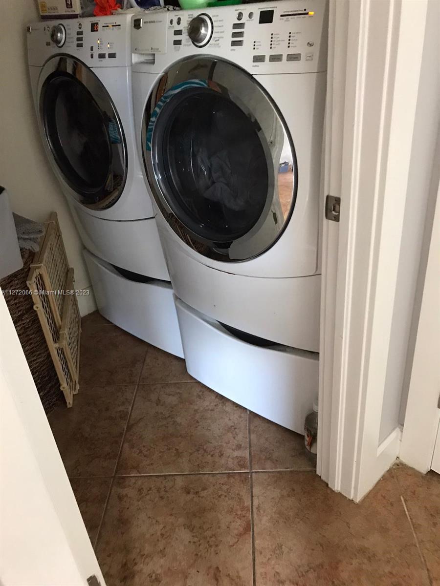 11115 West Okeechobee Road, Unit 176 Hialeah Gardens, FL 33018 - Photo 10 of 12 a utility room with dryer and washer