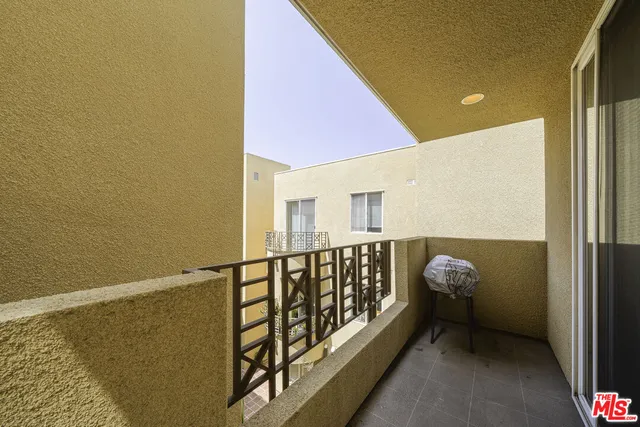 $1,147,000 | 4100 Wilshire Boulevard, Unit 303, Los Angeles, CA 90010