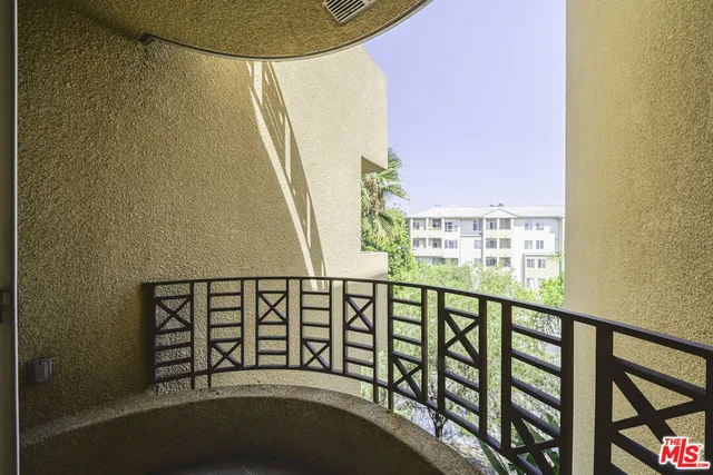 $1,147,000 | 4100 Wilshire Boulevard, Unit 303, Los Angeles, CA 90010