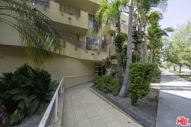 $1,147,000 | 4100 Wilshire Boulevard, Unit 303, Los Angeles, CA 90010